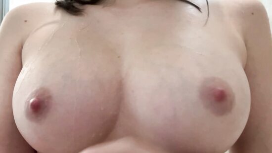 жмякую сиськи после душа