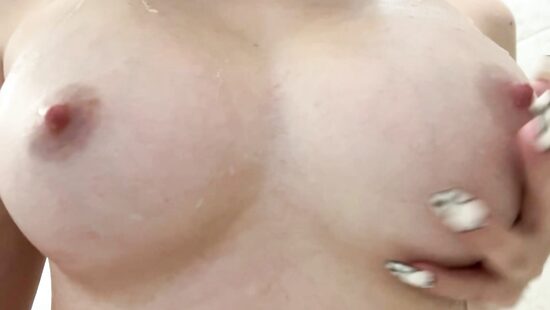 жмякую сиськи после душа