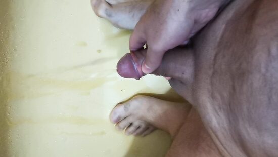 Захотелось писать и дрочить член!