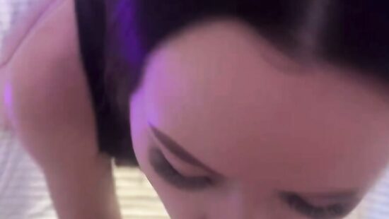 Сосет член с заглотом