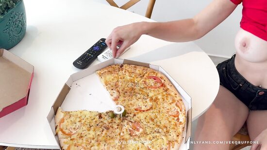 Доставка пиццы прямо в голодный ротик