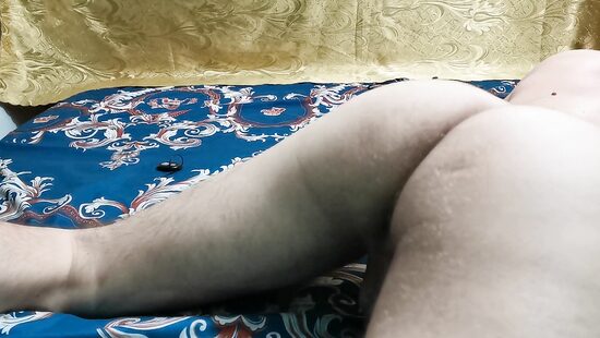 Горячим членом сексуально трахаю свою кроватку!