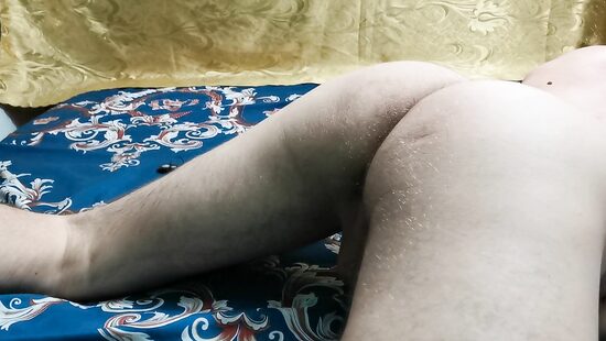 Горячим членом сексуально трахаю свою кроватку!