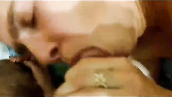 Друг поделился видео, где он с двумя своими друзьями по кругу пустили одну милфетку!)