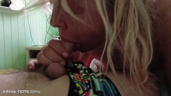 Отсосала член на камеру