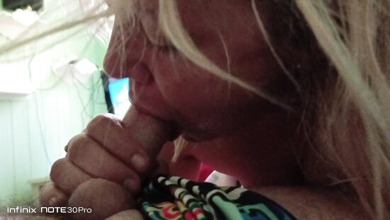 Отсосала член на камеру