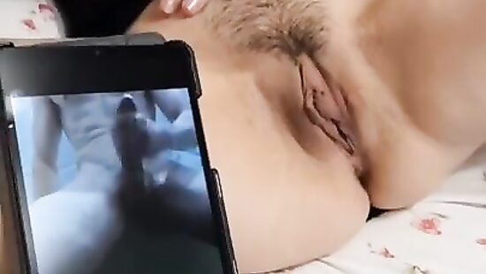 Ласкает киску