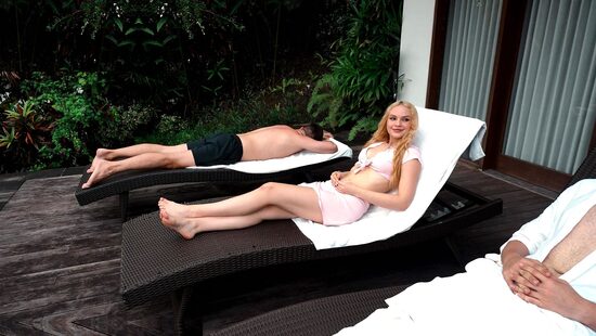 Пока муж дремал на шезлонге