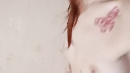 Дрочу у себя на кровати)