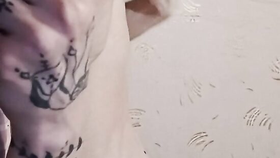 Дрочу у себя на кровати)