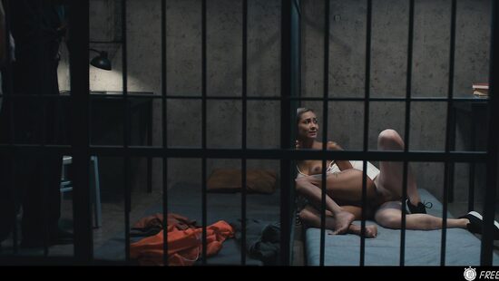 За решеткой часики тикают медленно