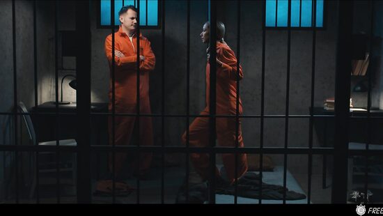 За решеткой часики тикают медленно