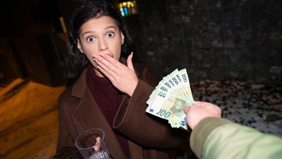 Штирлиц не донёс валюту до обменника