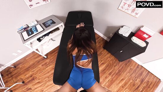 Лечебная физкультура расставленных ног