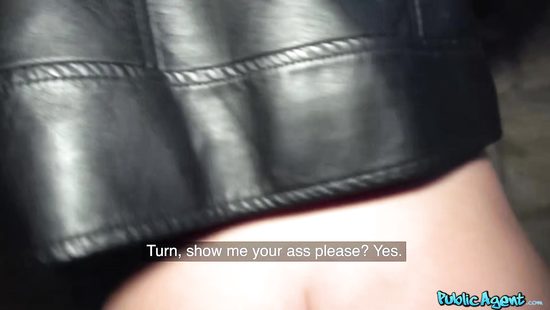 Pickup dude scores a girl and bangs her outdoors