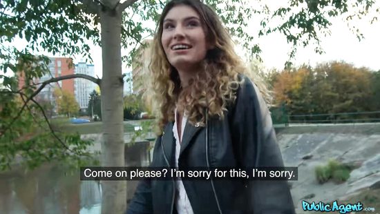 Pickup dude scores a girl and bangs her outdoors