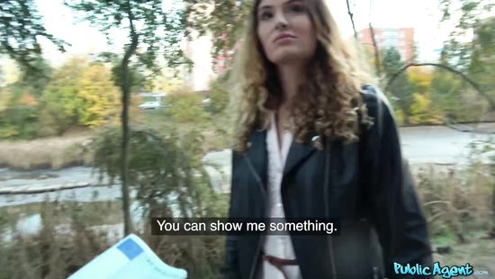 Pickup dude scores a girl and bangs her outdoors