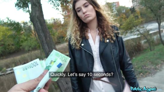 Pickup dude scores a girl and bangs her outdoors