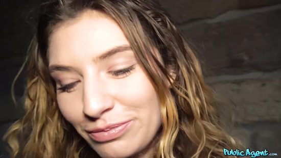 Pickup dude scores a girl and bangs her outdoors