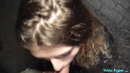 Pickup dude scores a girl and bangs her outdoors