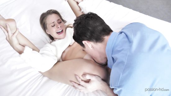 Tanlined bimbo masturbates in the bath before sex