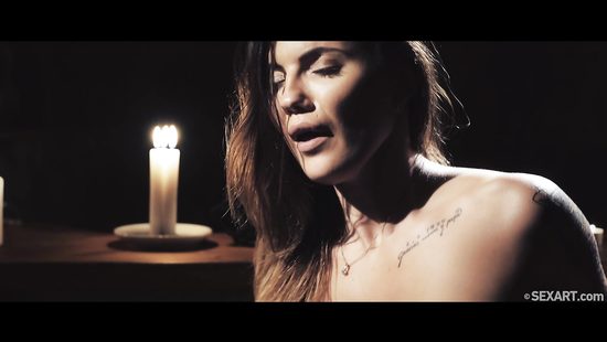 Stunning wife enjoys romantis sex with hubby