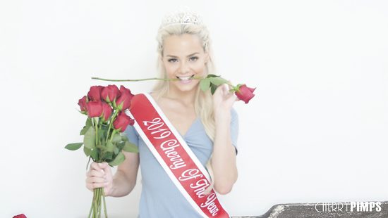 Beauty queen gets naked to finger fuck herself