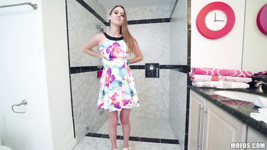 Picked-up bimbo grinds on cock in the shower