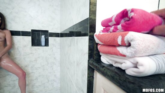 Picked-up bimbo grinds on cock in the shower