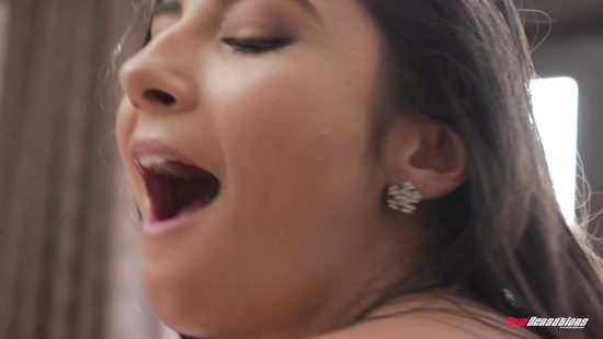 Skilled masseur rubs oiled body and fucks pussy