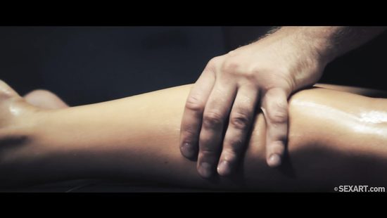 Flawless girlfriend gets her shaved kitty banged