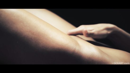 Flawless girlfriend gets her shaved kitty banged