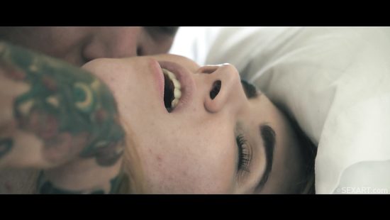 Cool guy gets the best relaxation with a fit slut