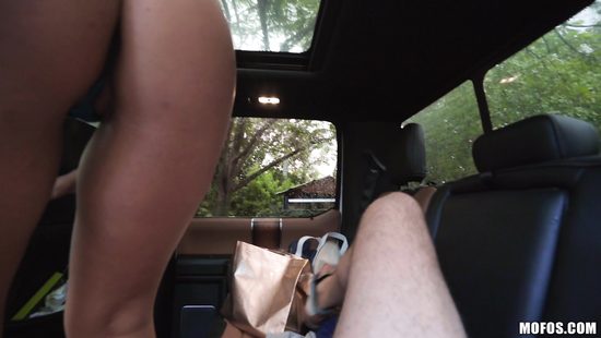 Light-minded MILF gives pussy to a taxi driver