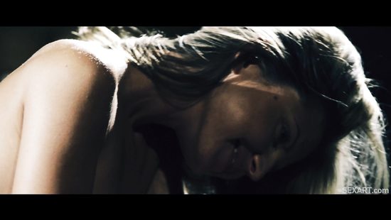 Skinny bimbo gets impaled on a massive wang