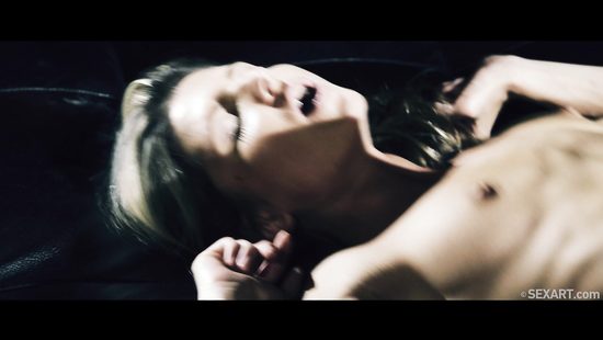 Skinny bimbo gets impaled on a massive wang