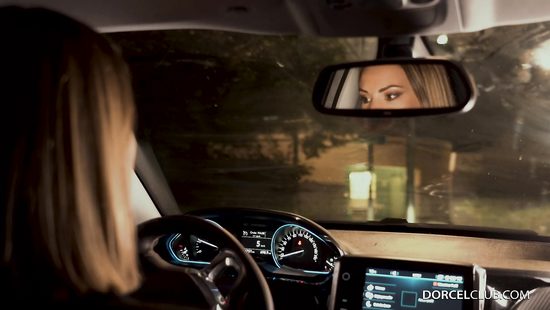 MILF with a big booty gets it deep in the bus