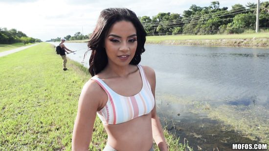 Latina chick gets picked up and screwed in bushes