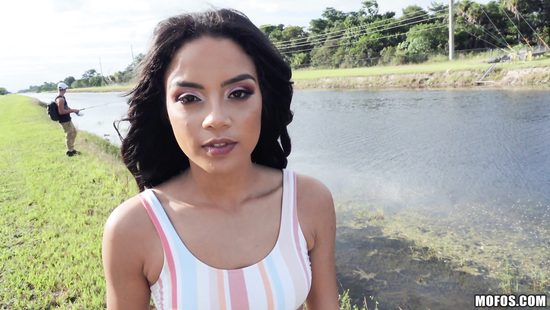 Latina chick gets picked up and screwed in bushes