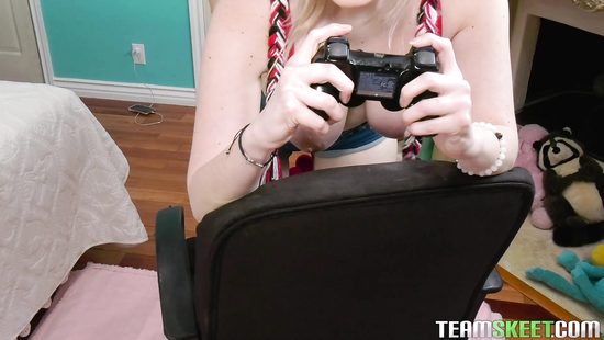 Gamer girl grinds on cock without stopping the game