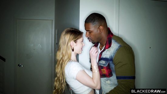 Muscled ebony dude bangs a white slut