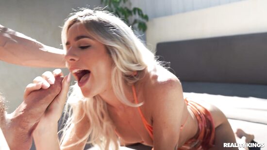 Не утонула, да ещё и отсосала