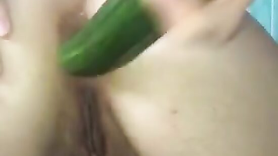 Анальный фистинг огурцом!