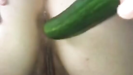 Анальный фистинг огурцом!