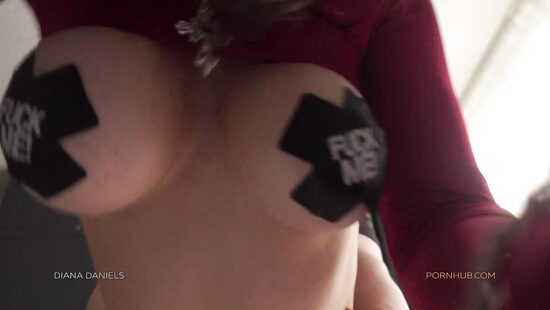 Надпись на сиськах "Трахни меня"