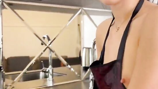 Я всего лишь на кухне убираюсь... Откуда у него стояк?