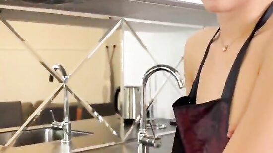 Я всего лишь на кухне убираюсь... Откуда у него стояк?