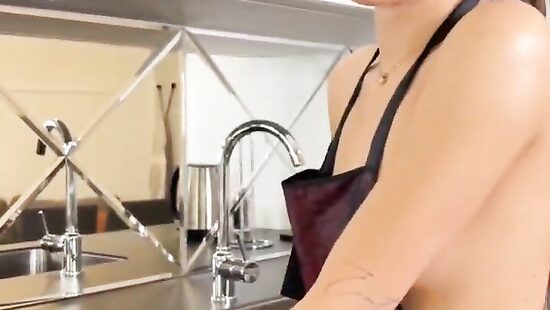 Я всего лишь на кухне убираюсь... Откуда у него стояк?