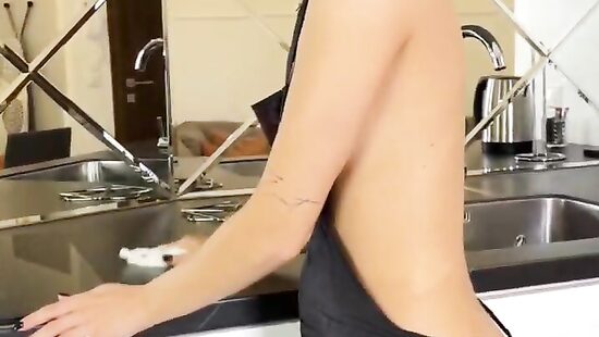 Я всего лишь на кухне убираюсь... Откуда у него стояк?