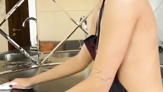 Я всего лишь на кухне убираюсь... Откуда у него стояк?